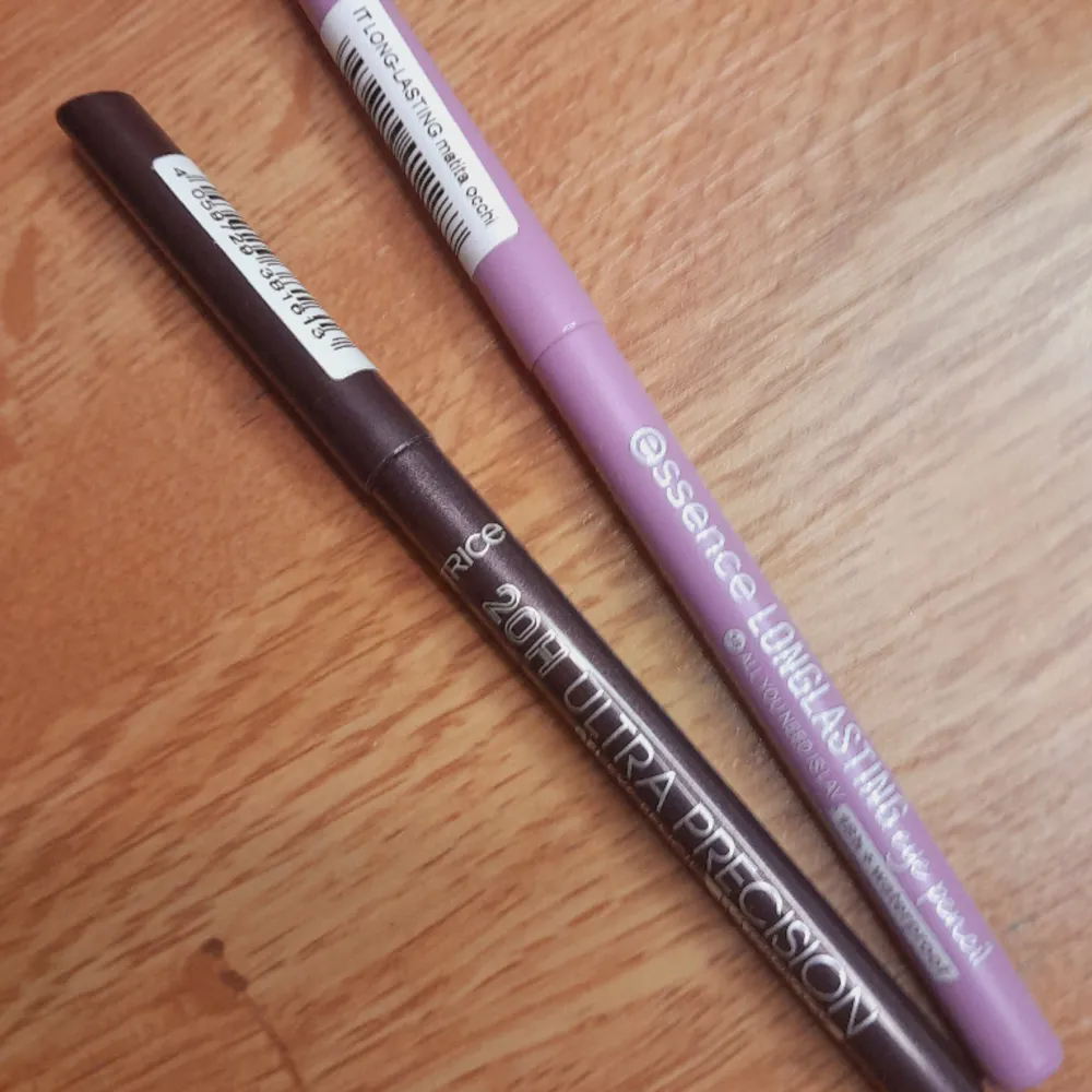 🩷Essence - Longlasting Eye Pencil 18h + Waterproof: All You Need Is Lav 💜Catrice - Ultra Precision Gel Eye Pencil Waterproof: 070 Mauve 🖤Båda för 30 kr, separat för 20 kr. De är nya!. Övrigt.