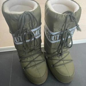 moon boots - höga moon boots i storlek 39/41! enbart används ca 2 gånger, köpta förra vintern