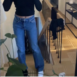 Jeans  - Utsvängda mid waist jeans från Gina tricot, super fina men kommer inte längre till användning hos mig. Jeansen är använda men har inga defekter😊 slutsålda online