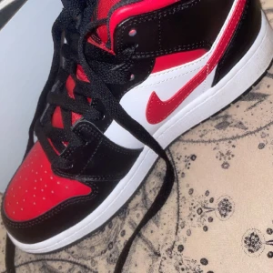 Air Jordan 1mid Alternate Bred Toe (Gd - Användes en gång anledning jag vill sälja den är att jag beställde fel storlek annars jag skulle vilja behålla den men varan är på jätte bra skick och ser helt ny ut som ni kan se den bilderna