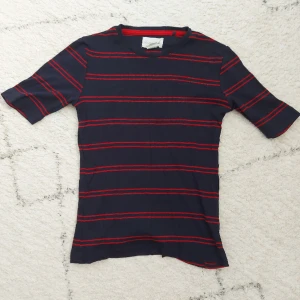 Åtsittande topp - En fin och åtsittande topp med stretchigt och skönt material✨️ Den är mörk blå med röda streck😊