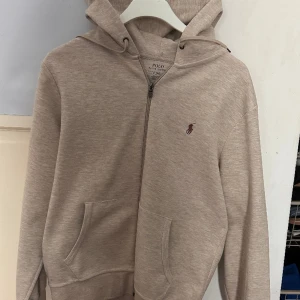 Ralph Lauren kofta  - Säljer denna eftersom jag har en grå också och är inte i behov av 2st. Riktigt snygg och är i nyskick, jag är 180 och den passar perfekt. Storlek M. För frågor eller fler bilder är det bara att skriva. Priset är inte spikat så lägg förslag