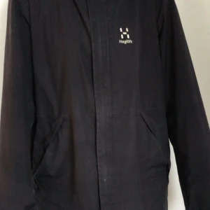 Tjärn Haglöfs jacka XL - Tjärn haglöfs jacka storlek xl inköpt 1200kr , Hugo Boss tröjan är i xxl och ingår vid snabb affär , allt är äkta , vill bli av med allt snabbt, kan ev frakta 
