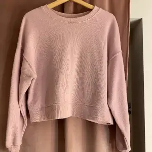 Gammalrosa/ pastellrosa sweatshirt från Pull & bear i skönt material 