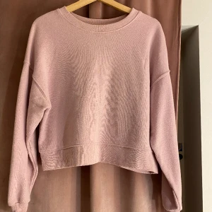 Söt Rosasweatshirt - Gammalrosa/ pastellrosa sweatshirt från Pull & bear i skönt material 
