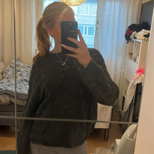 Stickad tröja - Superfin grå stickad tröja med lite små detaljer! 