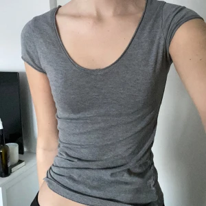 Tajt t-shirt  - Snygg tajt t-shirt som är jättebekväm, fint skick från Zara som inte går att få tag på längre