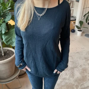 Whyred tröja - As fin mörkblå tröja från WHYRED, sitter jätte smickrande, lite längre, och passar perfekt till vardags🙌🤍