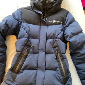 Sail racing - Sail racing jacka storlek xs, använd o har några fläckar innanför luvan annars i fint skick, går att tvätta bort dem!