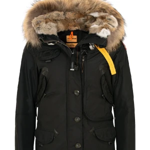 DORIS PARAJUMPER DAM - Hej säljer min Doris Parajumper i storlek ca. Den passar xs, även s använd några gånger inga skador på jackan eller nånting säljer pga ny jacka. Har tyvärr inget kvitto då jag inte sparar på sånt. Skriv för bilder 