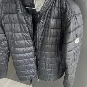 Tunnare moncler jacka vintage  - Äldre moncler jacka storlek 3 (L)  Passar mig som är ca 184  Inga synliga hål osv   OBS!!! INGET ÄKTHETSBEVIS FINNS !