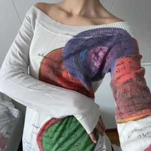 Desigual off-shoulder  - Vintage Desigual off-shoulder tröja som är söt till kjol! Fint skick