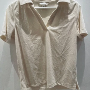 T-shirt med krage i frotté  - Har aldrig använd den då det inte är min stil, superskön i materialet och passar perfekt efter stranden👌🏼✨