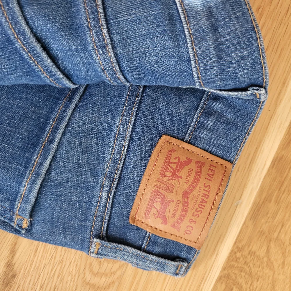 Tajta jeans i olika märken, från vänster: Levi's, Levi's, Tiger of Sweden, Wildfox, Okänt. Stretch i alla jeans, speciellt de från Wildfox som är supersköna. Perfekt skick och använda få gånger. 1 par=100 kr eller paketpris 400 kr. Storlek: W25 elr W26.  . Jeans & Byxor.