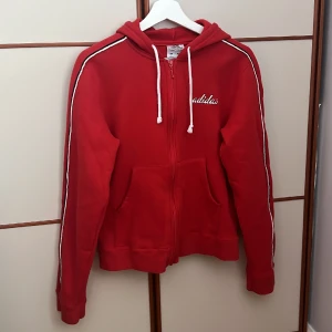 Vintage röd adidas kofta - Jättecool vintage röd adidas kofta köpt för 250kr på beyond retro. Står strl L men är egentligen en strl S. Fint skick och är har knappt använts av mig. 💘