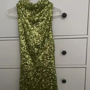 Festklänning med gröna paljetter från bikbok, använd 1 g