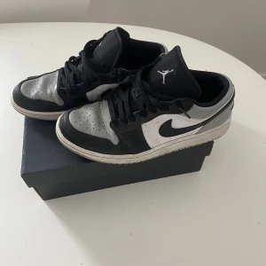 Jordan 1 ”shadow toe” low  - Säljer mina sparsamt använda jordans 1.