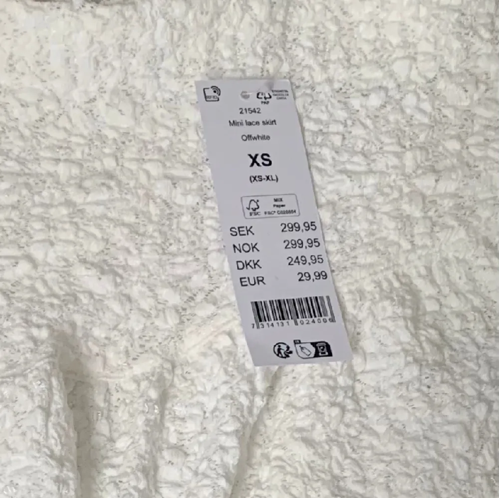 Jätte fin vit kjol från Gina, aldrig använd lappen kvar. Säljer då den inte passade mig🥰 nypris 299kr. Kjolar.