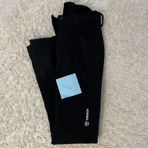 Tenson skidbyxor/överdrag - Skidbyxor i jättefint skick från  tenson inköpta i vintras.  Har blivit för små för mig😭 Nypris strax under 2000kr Säljer för 800kr + frakt 79kr! Hör av dig om du har frågor 🤗