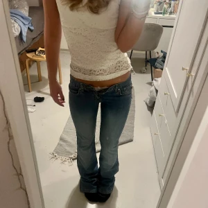 Lågmidjade bootcut jeans  - Lågmidjade bootcut jeans, helt nya, midjemått 36 cm, innerbenslängd 82 cm. tyvärr för små för mig i midjan därför kan jag inte stänga knappen❤️‍🔥