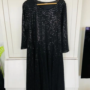Discoboll Klänning - Skön och glammig klänning.  Mycket fint skick!