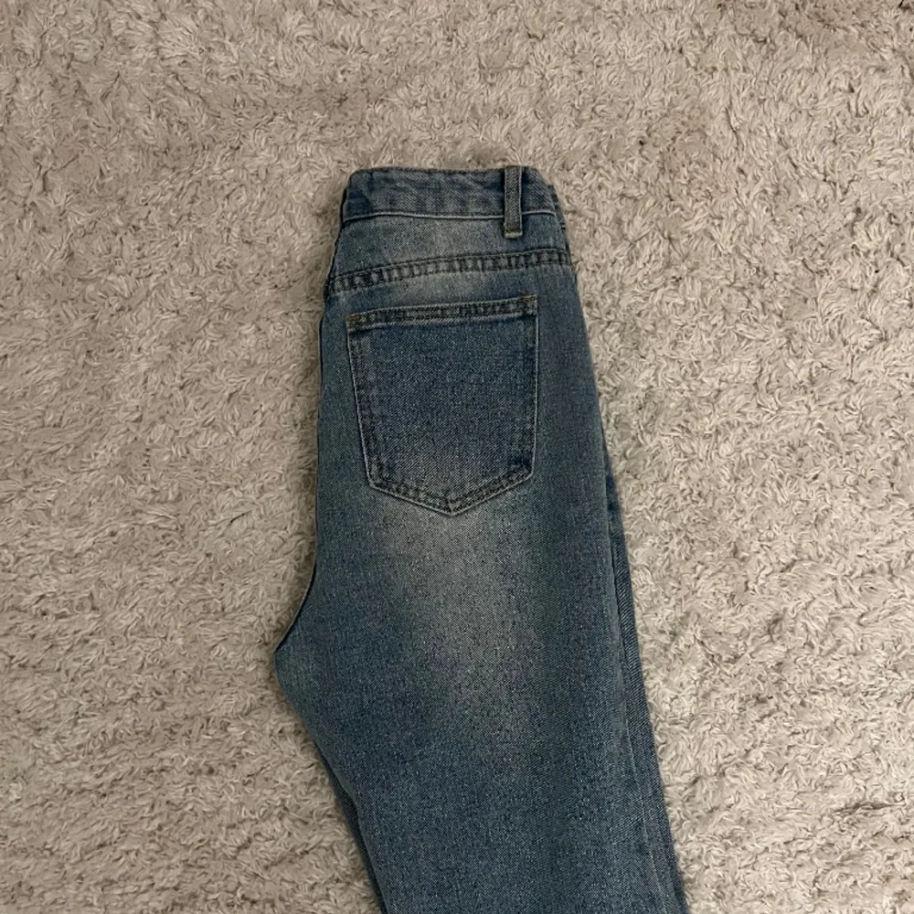 säljer denna jeans då de inte passar mig längre..  köpt i sydkorea endast använd ett fåtal gånger och bra skick! skriv privat vid intresse⭐️. Jeans & Byxor.