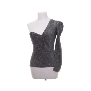 Asymmetrisk glittrig topp - Säljer denna jättefina asymmetriska och glittriga  topp ifrån Chiara Forthi Milano. Perfekt till fest🥰🥰