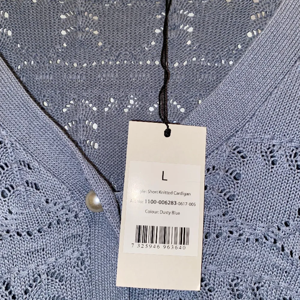Short Knitted Cardigan från NA-KD. Aldrig använd med prislapp kvar. . Tröjor & Koftor.