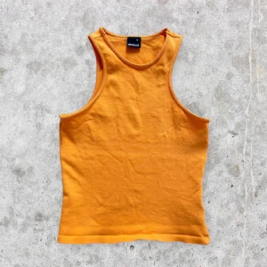 Orange top y2k - En jättefin orange top från Gina Tricot i storlek M. I fint skick. För fler bilder eller mått kontakta mig 🙌 