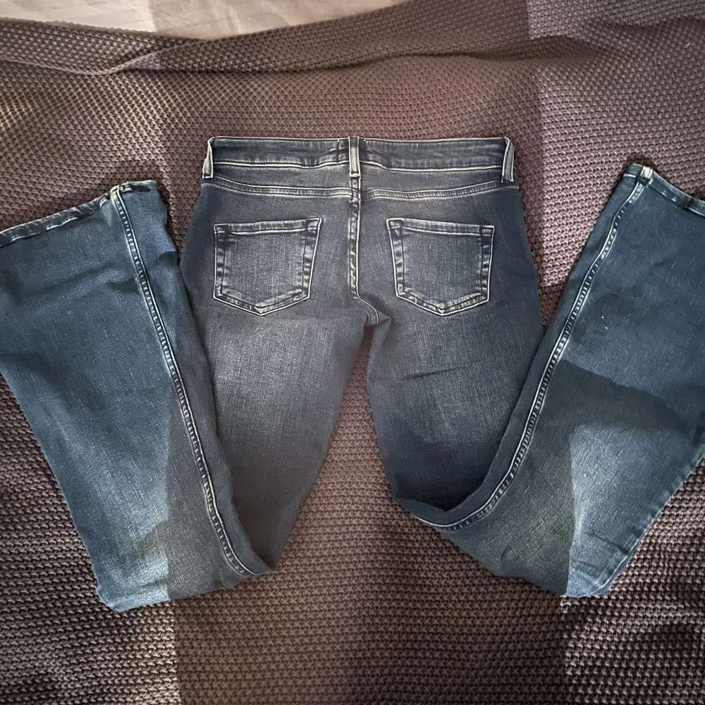Riktigt snygga lågmidjade utsvängda jeans från Urban Outfitters storlek 26/34!. Jeans & Byxor.