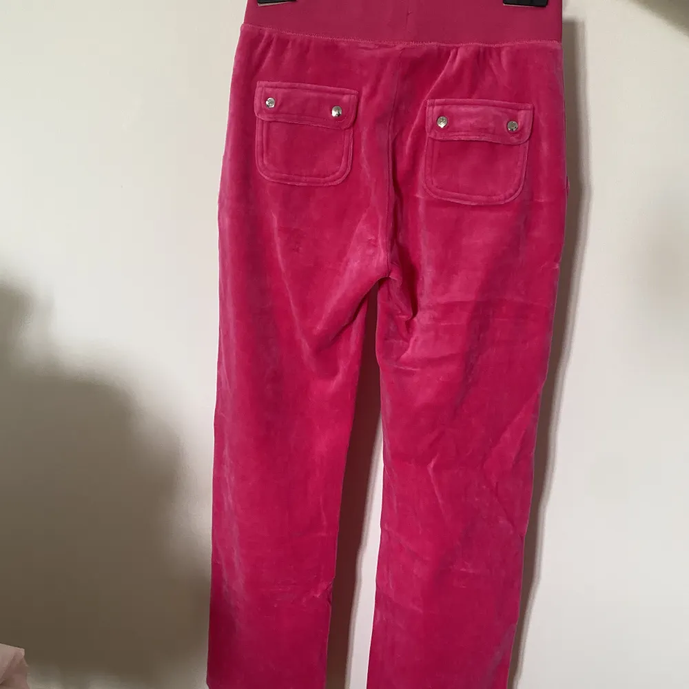 Rosa juicy couture byxor i storlek S. Endast använda 1 gång! Köp på Sjöklint Agenturer. Inte det typiska materialet utan är lite ”strävare” men inget som syns.. Jeans & Byxor.