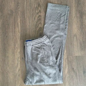 Hugo boss byxor  - Byxor från Hugo boss.   Rensar ur min garderob just nu🌼 Kika och se om du ser något mer i min profil som du gillar så skickar jag med det till dig också!😊 Fler kläder kommer! 