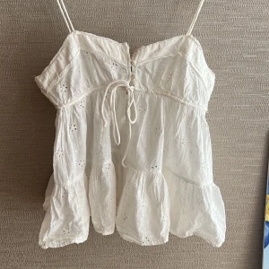 Linne - Linne/topp från zara, vit färg med broderier på  