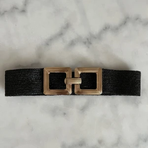 Svart Bälte statement  - Ett så snyggt svart  statement bälte som piffar upp vilken outfit som helst! Så trendigt med stora bälten nu i sommar 💘 Passar någon som bär XS-S.