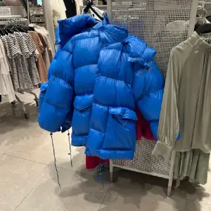 En fin blå vinterjacka, använd 1 gång, storlek xs men passar folk med m/L också. Köpte jackan för 2000kr men den kommer inte till användning 