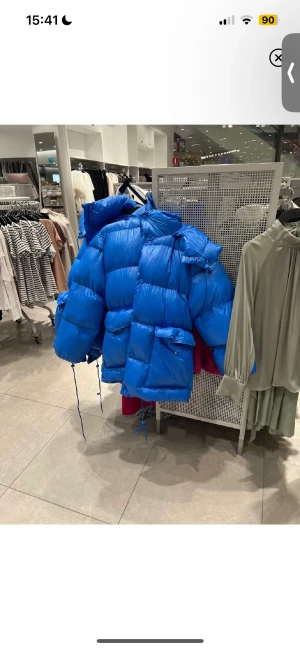 vinterjacka  - En fin blå vinterjacka, använd 1 gång, storlek xs men passar folk med m/L också. Köpte jackan för 2000kr men den kommer inte till användning 