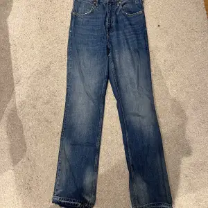Högmidjade jeans från zara som är långa i modellen. Sparsamt använda! Kan både posta och mötas upp och kan även skicka fler bilder om det önskas! Nypris 400💖