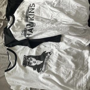 T-shirt  - En T-shirt och en långärmad tröja som jag aldrig använder länge 