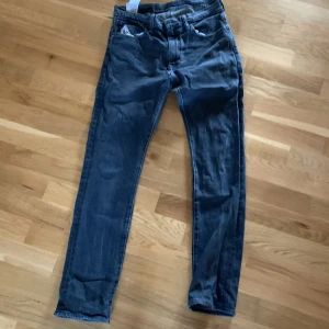 Svarta Levis jeans - Använda cirka 10 gånger max, säljer pga att de är försmå för mig.