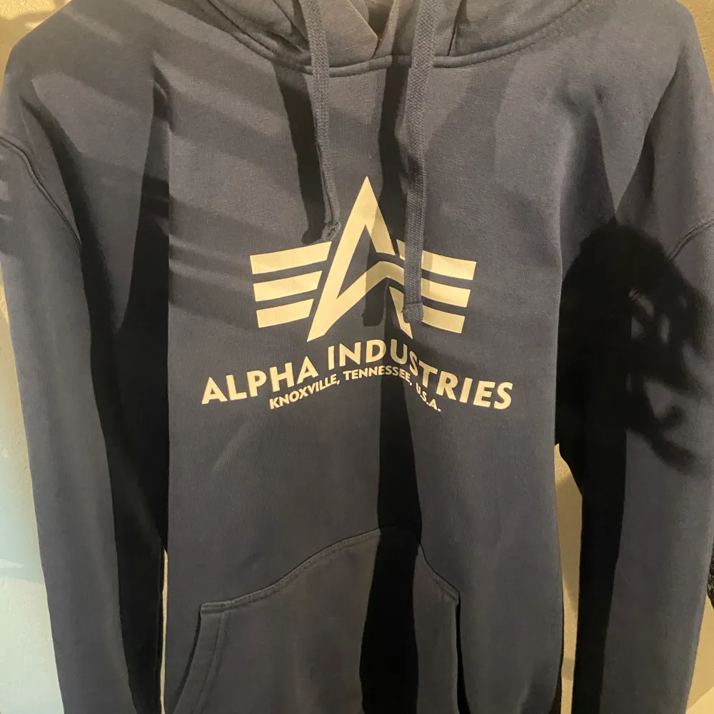 alpha industries hoodie navy blå använd inga tecken på skador och trycket har inte fått några märken . Hoodies.
