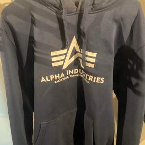 alpha industries hoodie navy blå använd inga tecken på skador och trycket har inte fått några märken 