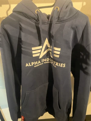 alpha industries hoodie  - alpha industries hoodie navy blå använd inga tecken på skador och trycket har inte fått några märken 