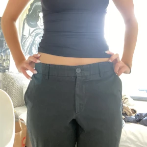 Lågmidjade kostymbyxor - Lågmidjade kostymbyxor från Filippa K Från mans avdelningen men funkar utmärkt för dam. Passar S-M och bra i längd.