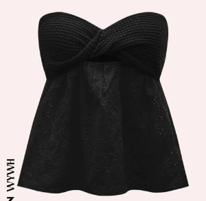 Svart gullig top - Säljer denna svarta top, köpt för 109 kronor säljer för 60 kronor då jag vill bli av med den. Den är oanvänd och köpt förra veckan men tycker inte den passar mig 💕