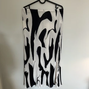 Kjol  - En fin oanvänd kjol i ett fint mönster, storlek s. 50kr