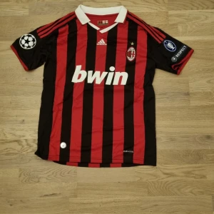AC Milan Ronaldinho retro fotbollströja från säsongen 2006/07 - Retro fotbollströja AC Milan Ronaldinho🔴⚫️Använd sparsamt och tvättad i 40 grader så allt tryck är som nytt. För mer frågor skicka pm.