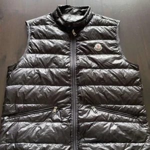 Moncler gui väst - Sjukt snygg moncler väst i svart färg. Bra skick och inga defekter! Vid andra frågor eller funderingar är det bara att höra av sig, Mvh! 