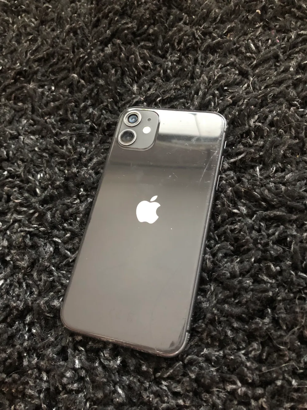 Jag säljer en svart iPhone 11 • 64GB • 81% batteri hälsa • iOS - 16.6 Den funkar som den ska, inget fel på skärmen. En spricka på baksidan, inget som märks. Kameralinsen är borta men inget som störs vad jag har sett. Skal medföljer såklart. Laddare och ka. Övrigt.