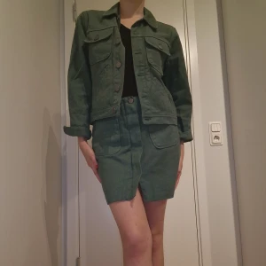 Mörkgrönt denim set - Mörkgrön kjol och jacka i denim från Asos. Endast 350kr för hela setet med kjol och jacka.
