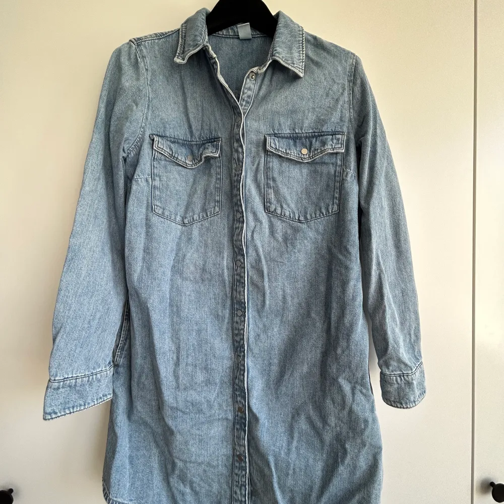 Denim dress with pockets and buttons. Reaches to mid-thigh. Loose fit. . Klänningar.